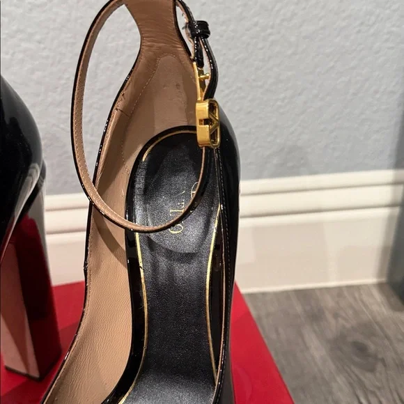 Valentino Garavani Black Platform Heels - Picture 3 of 7